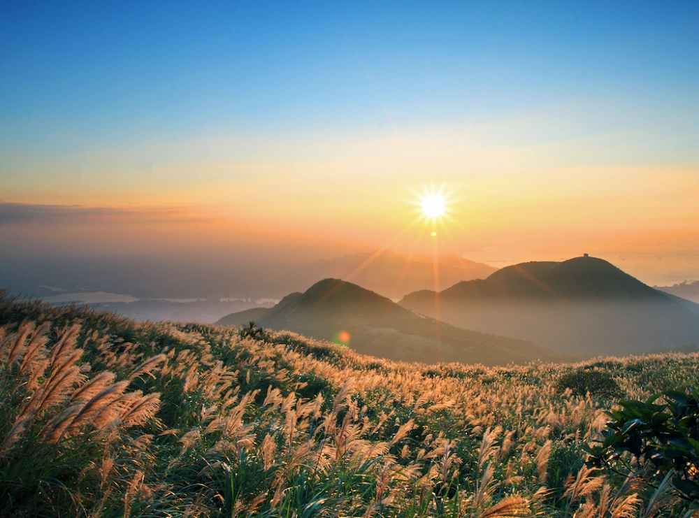 Những tia ánh sáng đầu tiên của ngày mới rọi khắp đất trời lúc bình minh