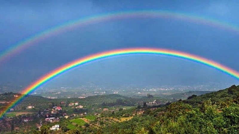 Cầu vồng dễ hình thành sau khi bóng mây tan dần cùng mưa nhẹ