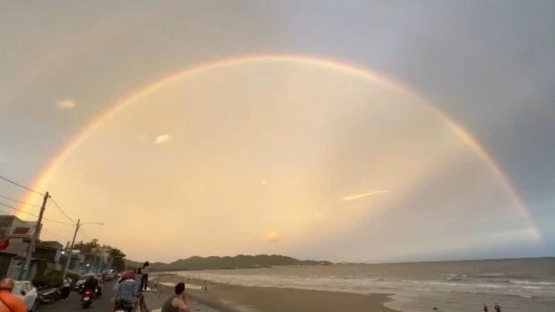 Giọt nước đóng vai trò lăng kính tạo ra cầu vồng