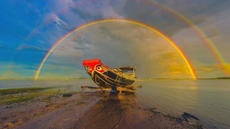 Tán sắc ánh sáng mạnh tạo nên cầu vồng đôi rõ nét