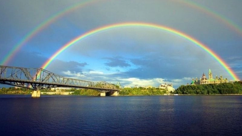 Cầu vồng phụ xuất hiện mờ hơn trong cầu vồng đôi