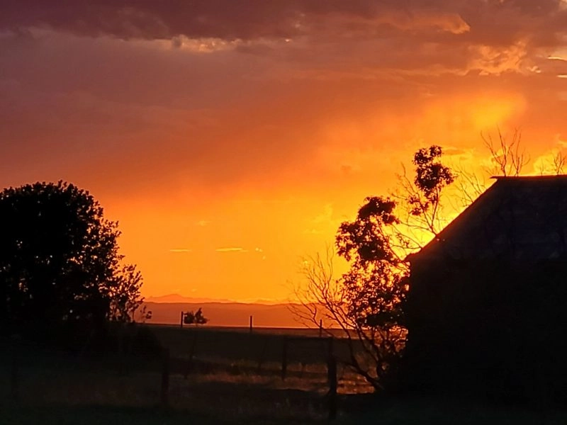 Độ mờ không khí tăng dần khi ánh sáng yếu đi báo hiệu chạng vạng