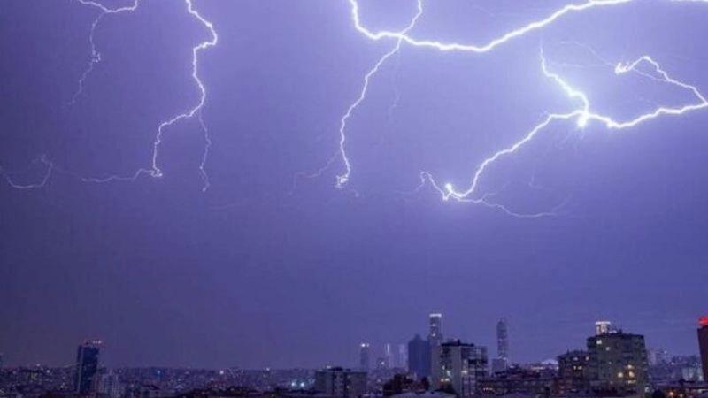 Sấm sét thường xuất hiện cùng chớp trong điều kiện nhiễu loạn không khí