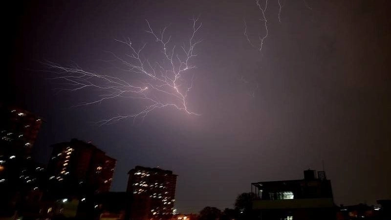 Nhiệt độ không khí tăng cao khi hiện tượng chớp xảy ra liên tục