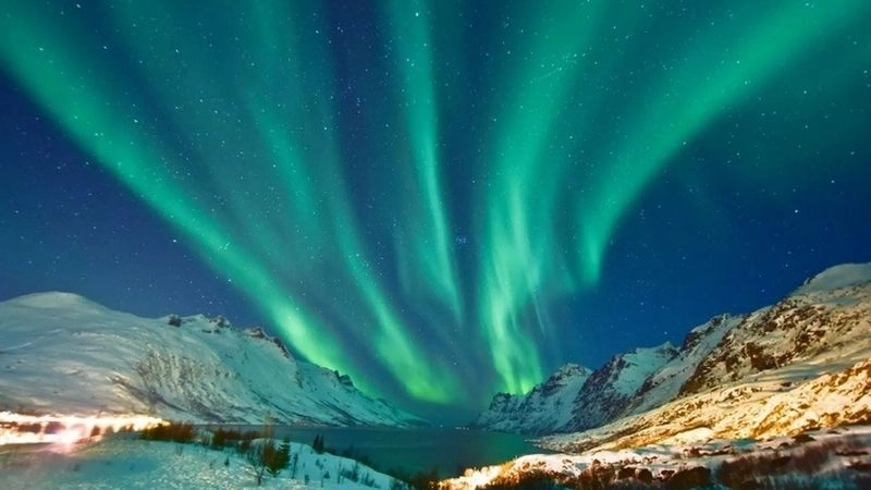 Cực quang là hiện tượng ánh sáng rực rỡ xuất hiện ở vùng cực