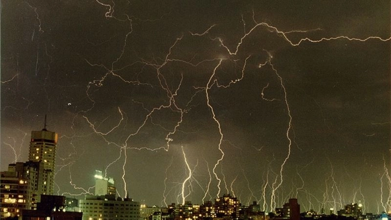 Sấm sét xuất hiện dữ dội khi dông đạt đỉnh điểm