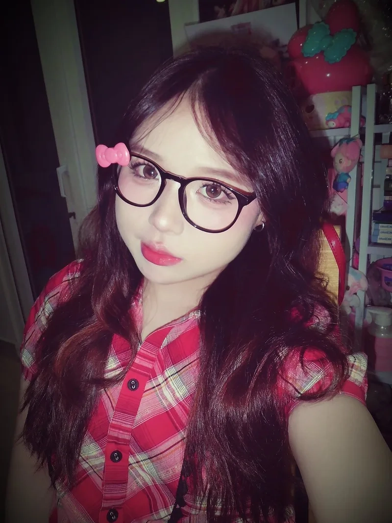 Thể hiện cá tính cùng Gái đẹp đeo mắt kính