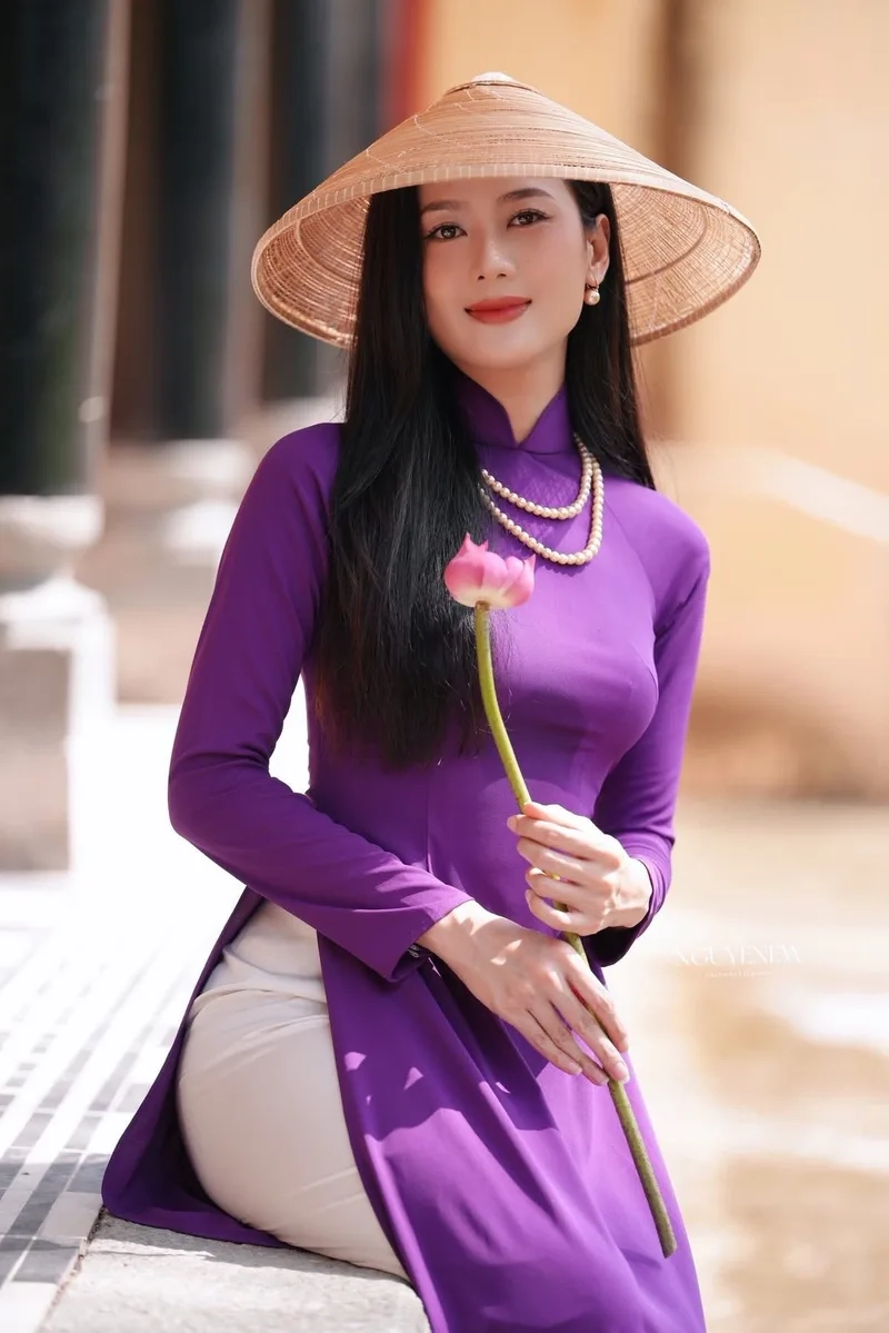 Thêm thu hút màn hình với Hình ảnh cô gái mặc áo dài trắng