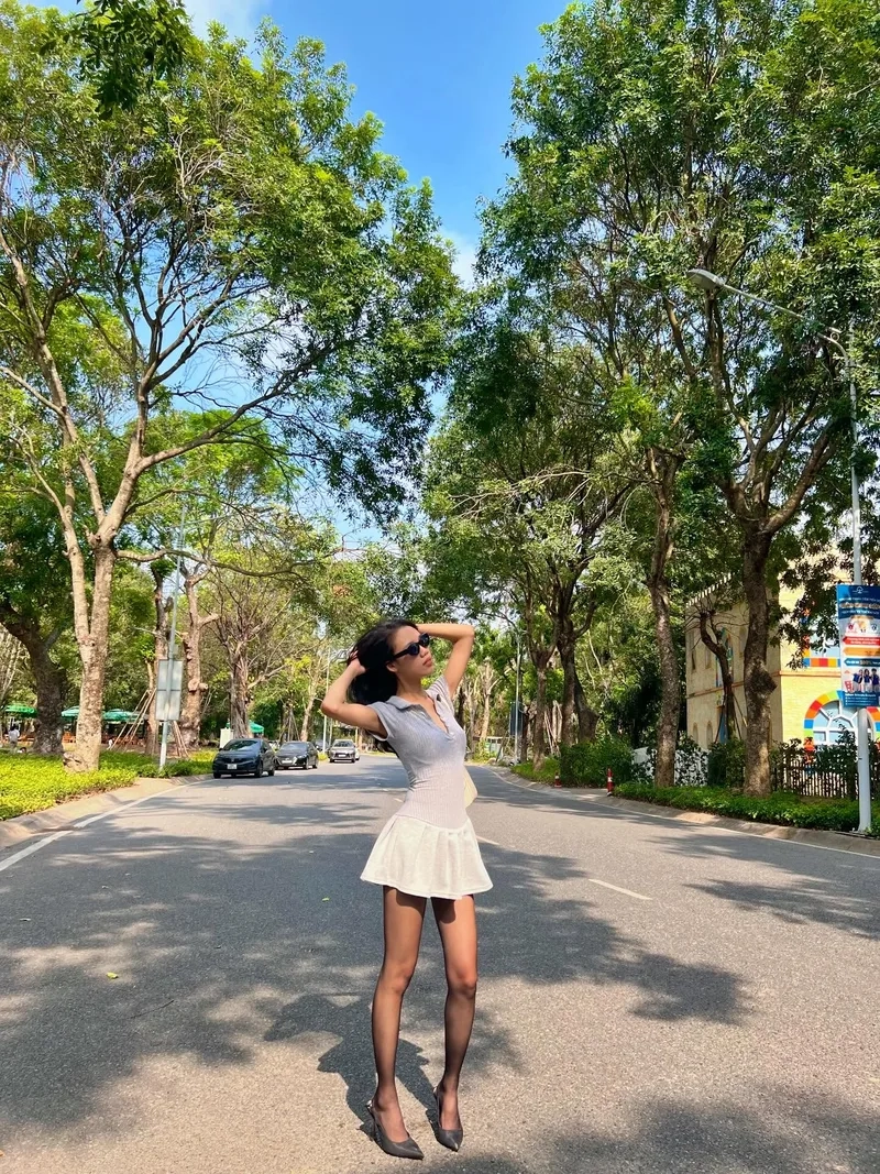 Nổi bật cá tính cùng gái xinh mặc váy siêu ngắn