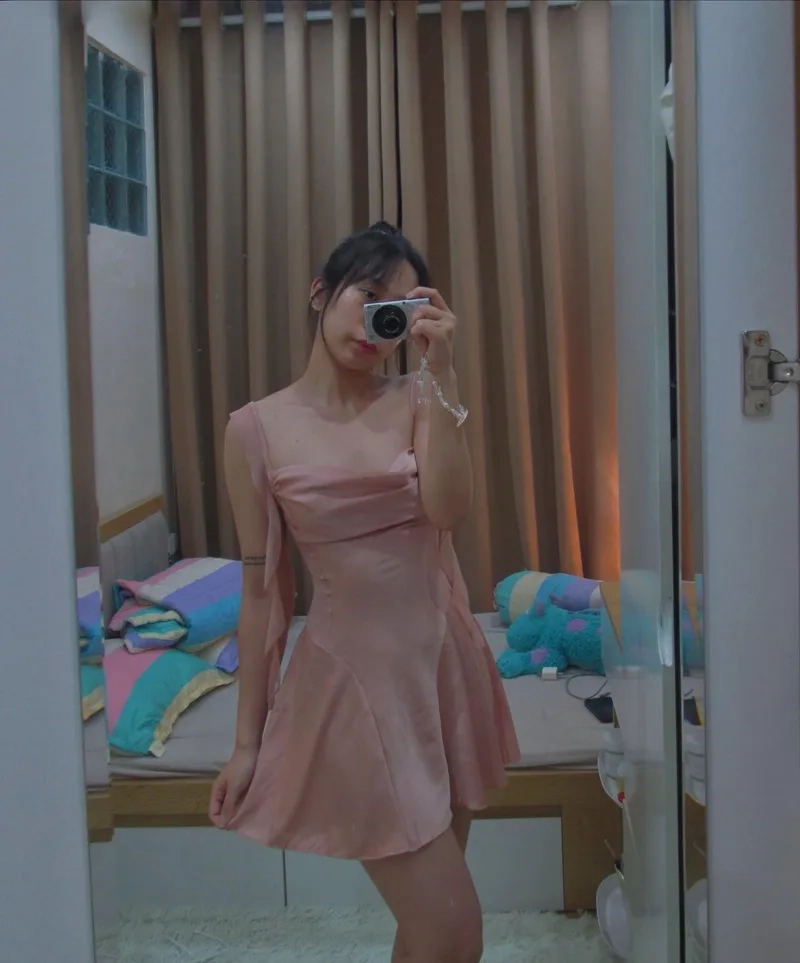 Facebook thêm nữ tính cùng gái xinh mặc váy lụa