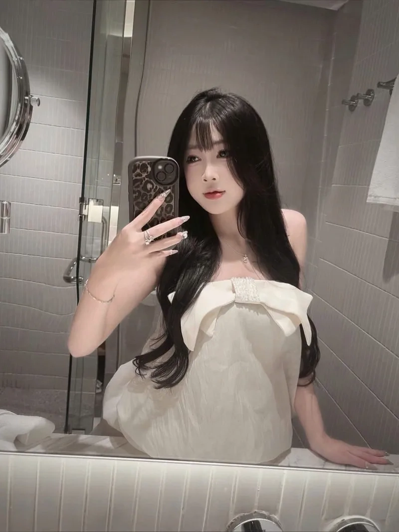 Khám phá nét đẹp dịu dàng của Cô gái tóc dài xinh