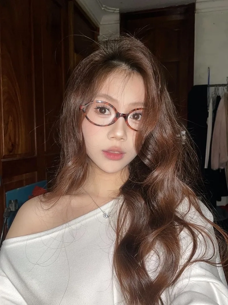 Lưu ngay Gái xinh tóc dài đeo kính 2k10 đáng yêu tuyệt đối