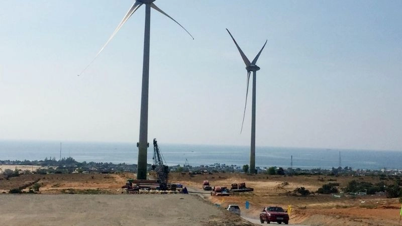 Ma sát với mặt đất làm giảm sức mạnh của gió bề mặt