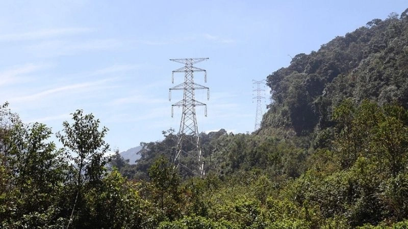 Dãy Trường Sơn tạo hiệu ứng phơn làm mạnh thêm Gió Lào