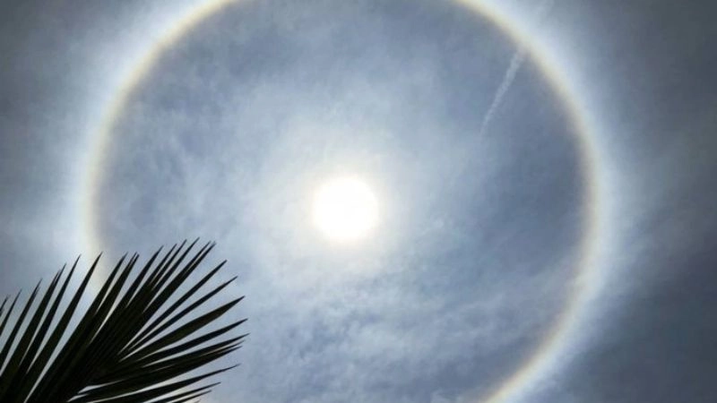 Hào quang là quầng sáng xuất hiện quanh Mặt Trời hoặc Mặt Trăng