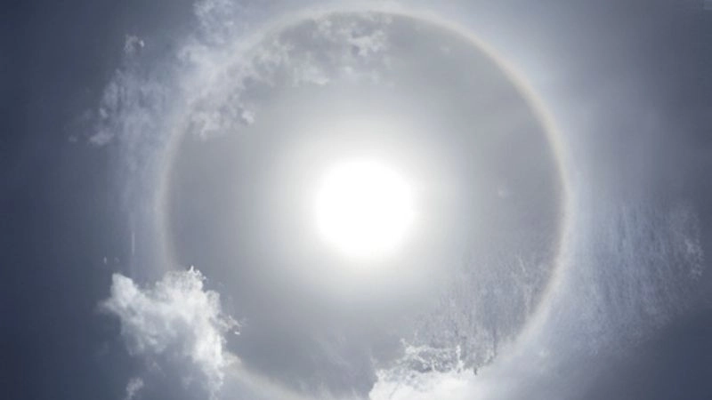 Hiện tượng quang học hình thành hào quang khi ánh sáng khúc xạ