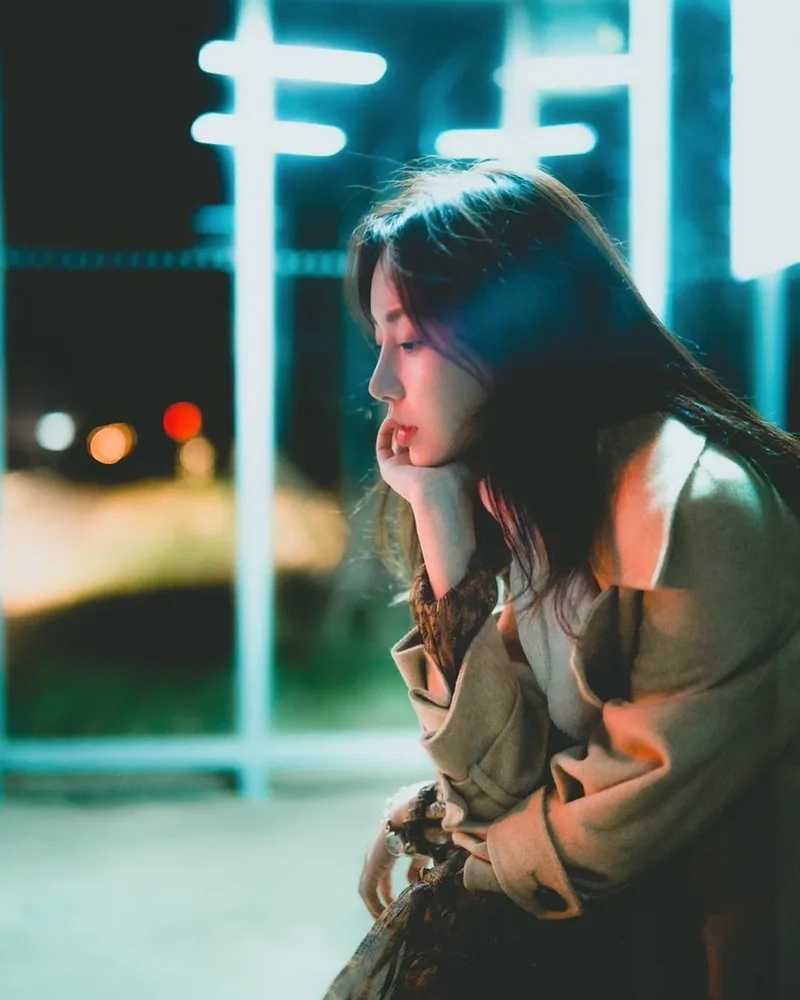 Khoảnh khắc cô đơn với cô gái hình ảnh cô gái buồn