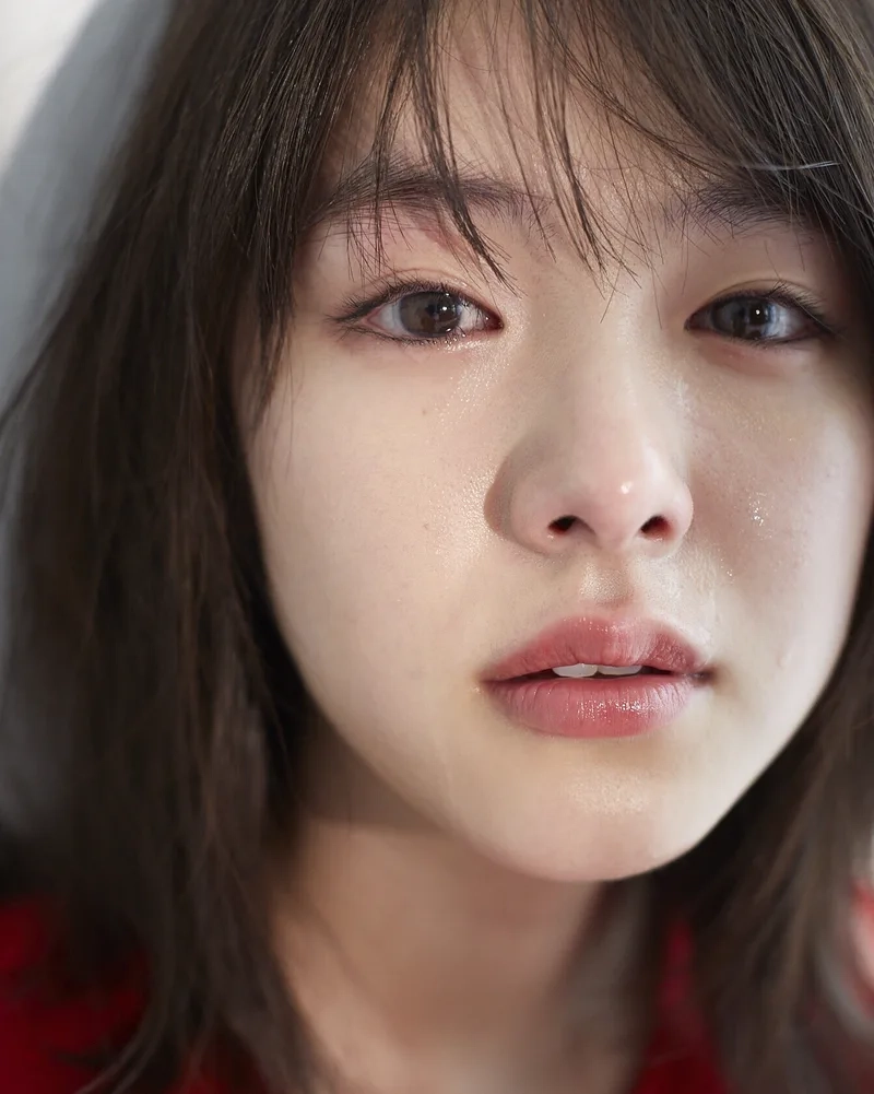 Lặng lẽ một mình với hình ảnh cô gái ngồi buồn