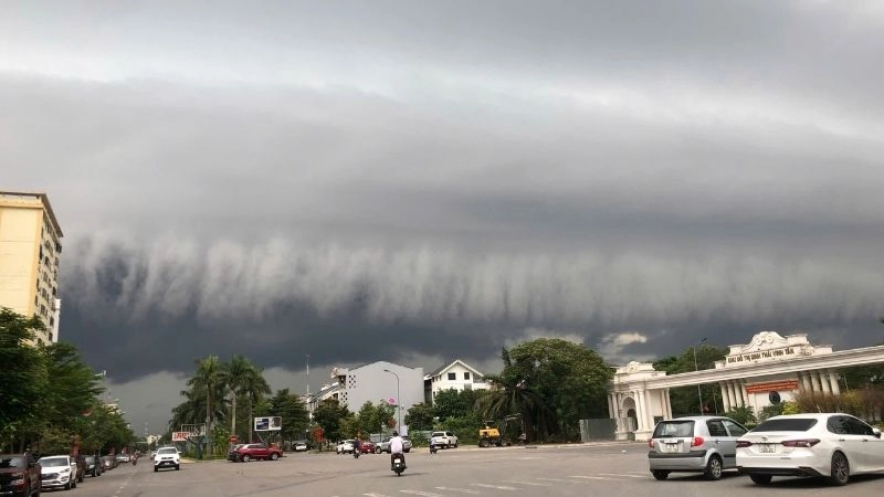 Mây dày đặc bao phủ toàn bộ khu vực chịu hoàn lưu bão