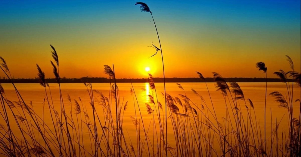 Nhiệt độ hạ dần báo hiệu hoàng hôn kết thúc ngày dài oi bức