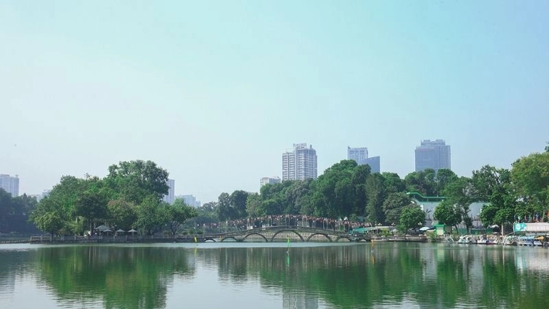 Khi ít mây độ ẩm có xu hướng giảm nhẹ