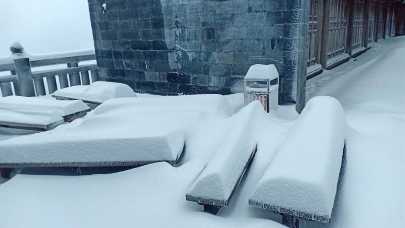 Băng tuyết hình thành dày đặc trên lớp tuyết phủ