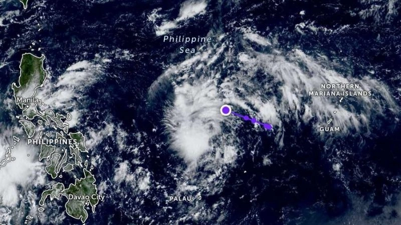 Áp suất thấp bao quanh thúc đẩy sự phát triển của mắt bão