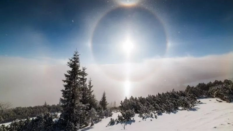 Tinh thể băng trong mây cao phản chiếu nên có mặt trời giả