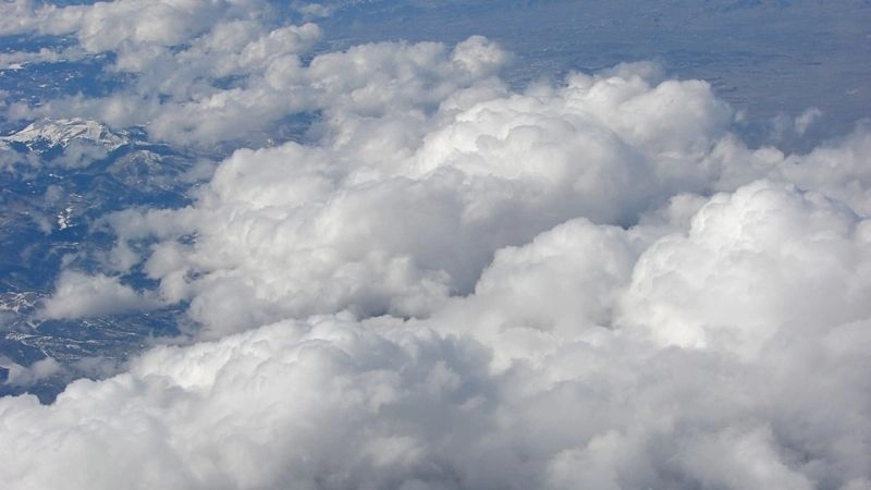 Hiện tượng mây tích thường xen lẫn trong bầu trời mây rải rác