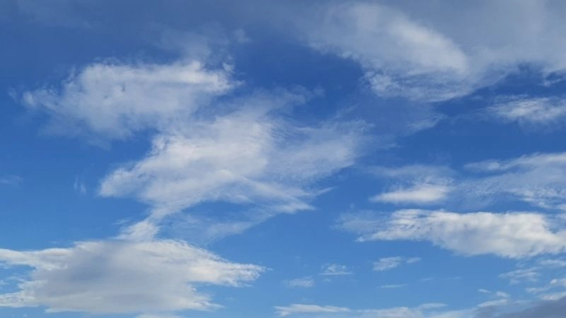 Bầu trời trở nên linh hoạt và khó đoán khi có mây rải rác