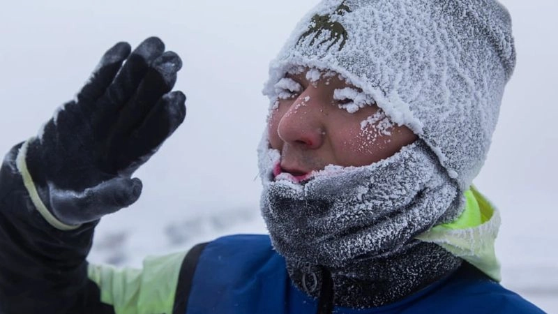 Hiện tượng trơn trượt tăng do bề mặt phủ mưa đóng băng