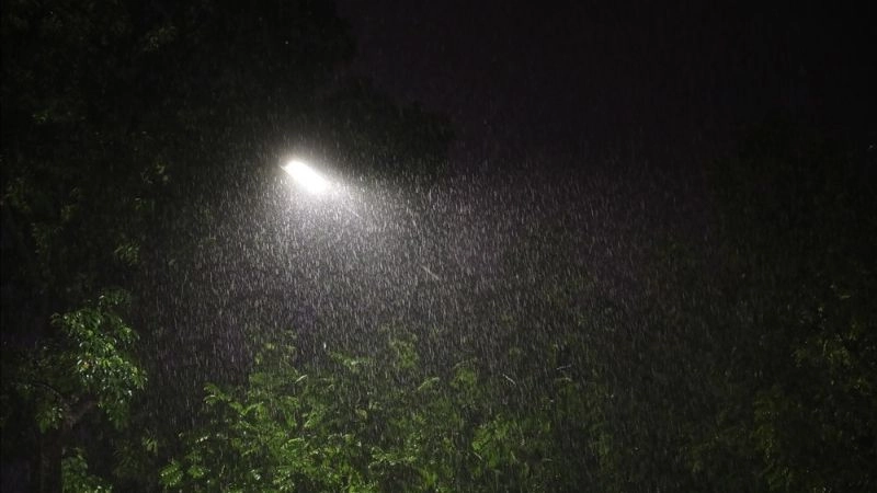 Cường độ mưa tăng đột ngột khi có mưa như trút nước