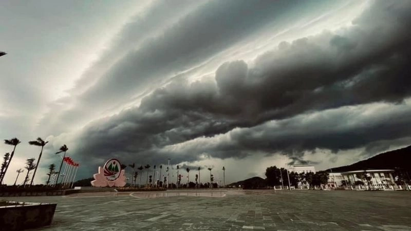 Mây vũ tích dày đặc hình thành trước mưa như trút nước