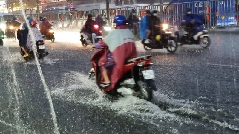 Tầm nhìn suy giảm nghiêm trọng giữa mưa như trút nước