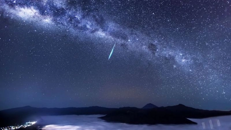 Dù không phải mây nhưng mưa sao băng vẫn phủ đầy bầu trời đêm