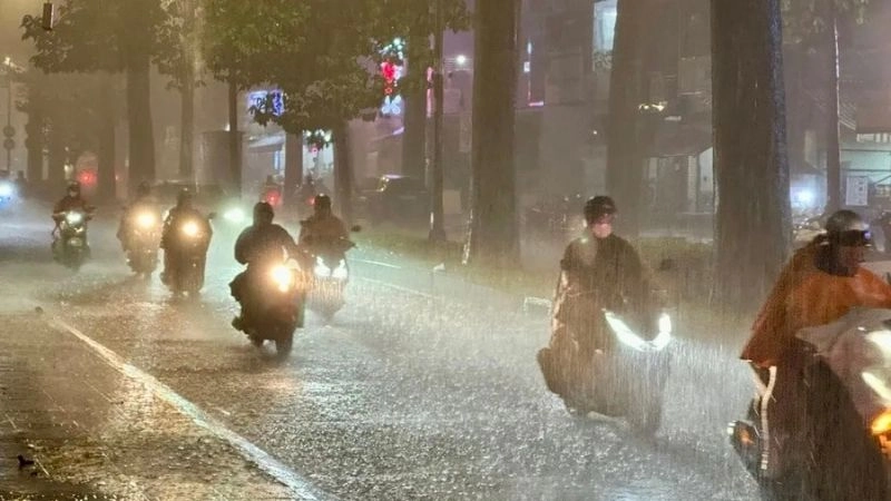 Hạt mưa lớn và rơi nặng hạt báo hiệu mưa to