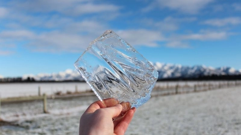 Tinh thể băng tạo nên lớp phủ trắng khi xảy ra mưa tuyết