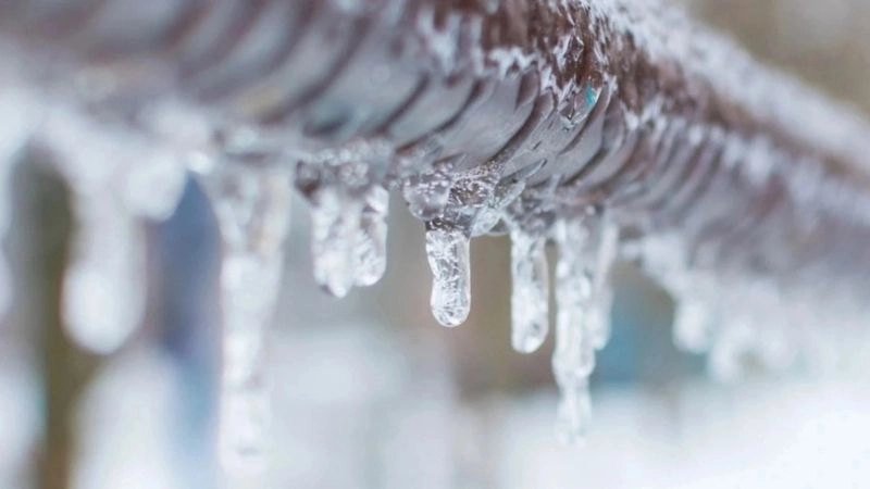 Nước mưa đóng băng hình thành các hạt tuyết trong mưa tuyết