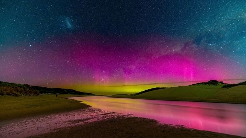 Ánh sáng nhảy múa trên trời đêm khi có nam cực quang