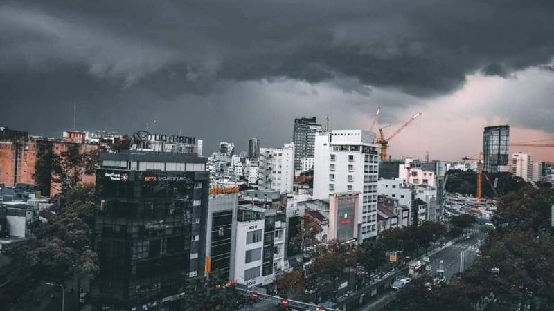 Mây đen kéo đến dày đặc là tín hiệu trời sắp mưa