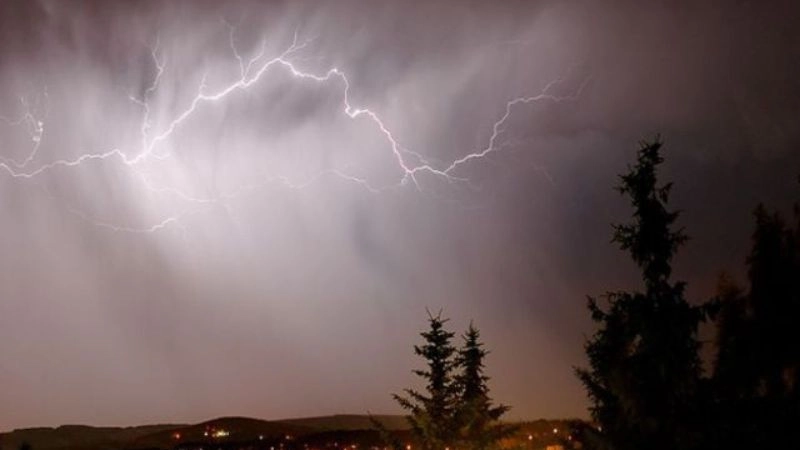 Không khí trở nên nặng và oi bức khi trời sắp mưa