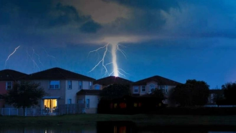 Tia lửa điện xuất hiện rõ rệt khi xảy ra hiện tượng sét