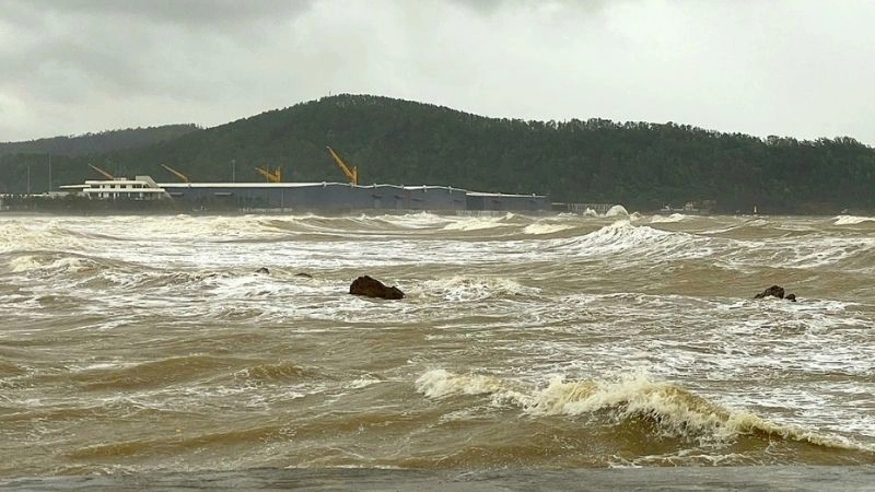 Sóng do bão là hiện tượng nước biển dâng mạnh theo gió