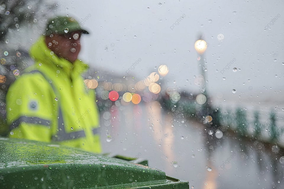 Lượng mưa lớn khiến ánh sáng phản xạ làm tầm nhìn giảm sút nhanh