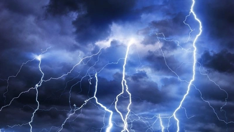 Tia chớp xanh là hiện tượng điện khí quyển phát sáng màu lục lam