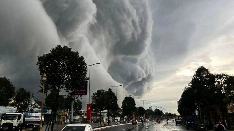 Mây vũ tích dày đặc tạo nên ranh giới của tường mắt bão