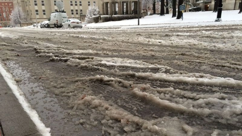 Bức xạ mặt trời mạnh thúc đẩy quá trình tuyết tan