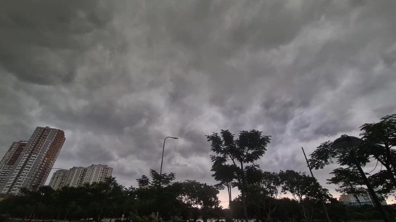 Bầu trời xám xịt phản ánh rõ trạng thái thời tiết u ám