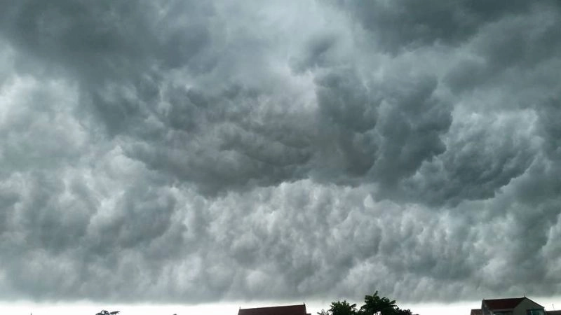 Mây dày đặc báo hiệu vị trí của vành đai mưa