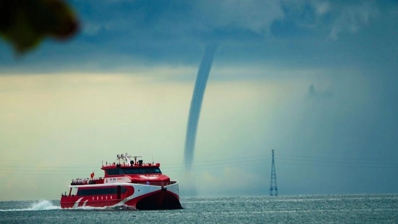 Mặt nước bị hút xoáy dữ dội khi có vòi rồng nước